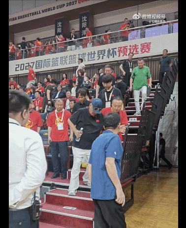 连赵本山都看不下去了！男篮73-92惨败日本，提前离场太扎心

主场作战，来了赵