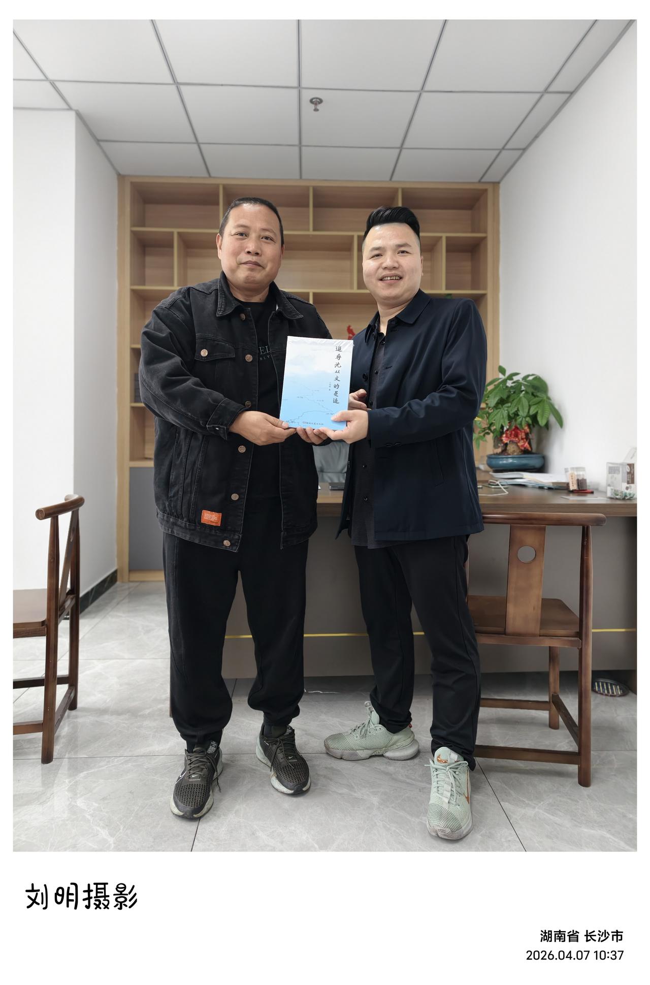 今天长沙小雨，和吴炳辰、何昔云、马新亮三位湖南机电学校的师弟小坐闲谈。最高兴的是