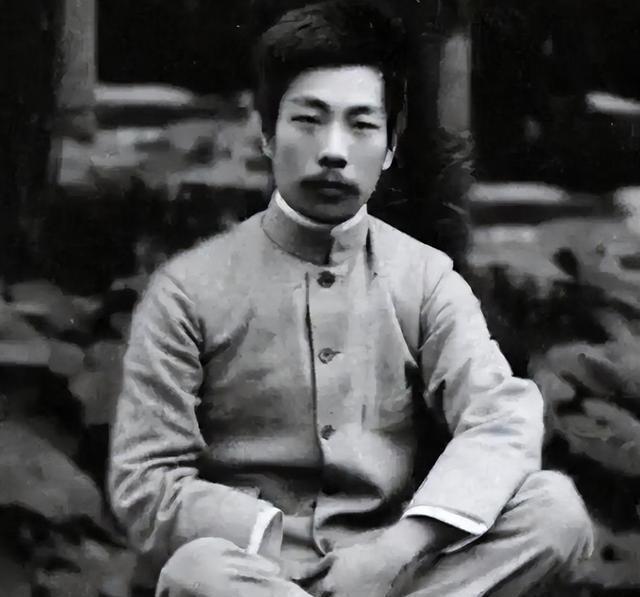 一百多年前的江南水乡，两个总角之交的孩童被两个字生生斩断了人生。今天，一个原本属