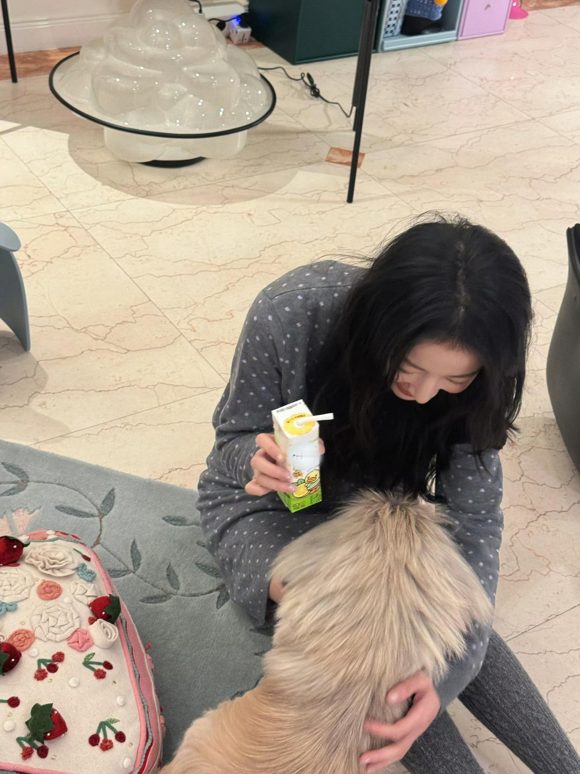 周雨彤萌萌的，皮炎和唇炎好点了没呀姐姐！ 