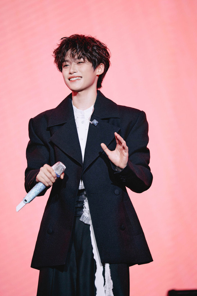 梓渝晒太湖湾音乐节plog梓渝发文说谁能唱得过你们梓渝晒太湖湾音乐节plog，梓