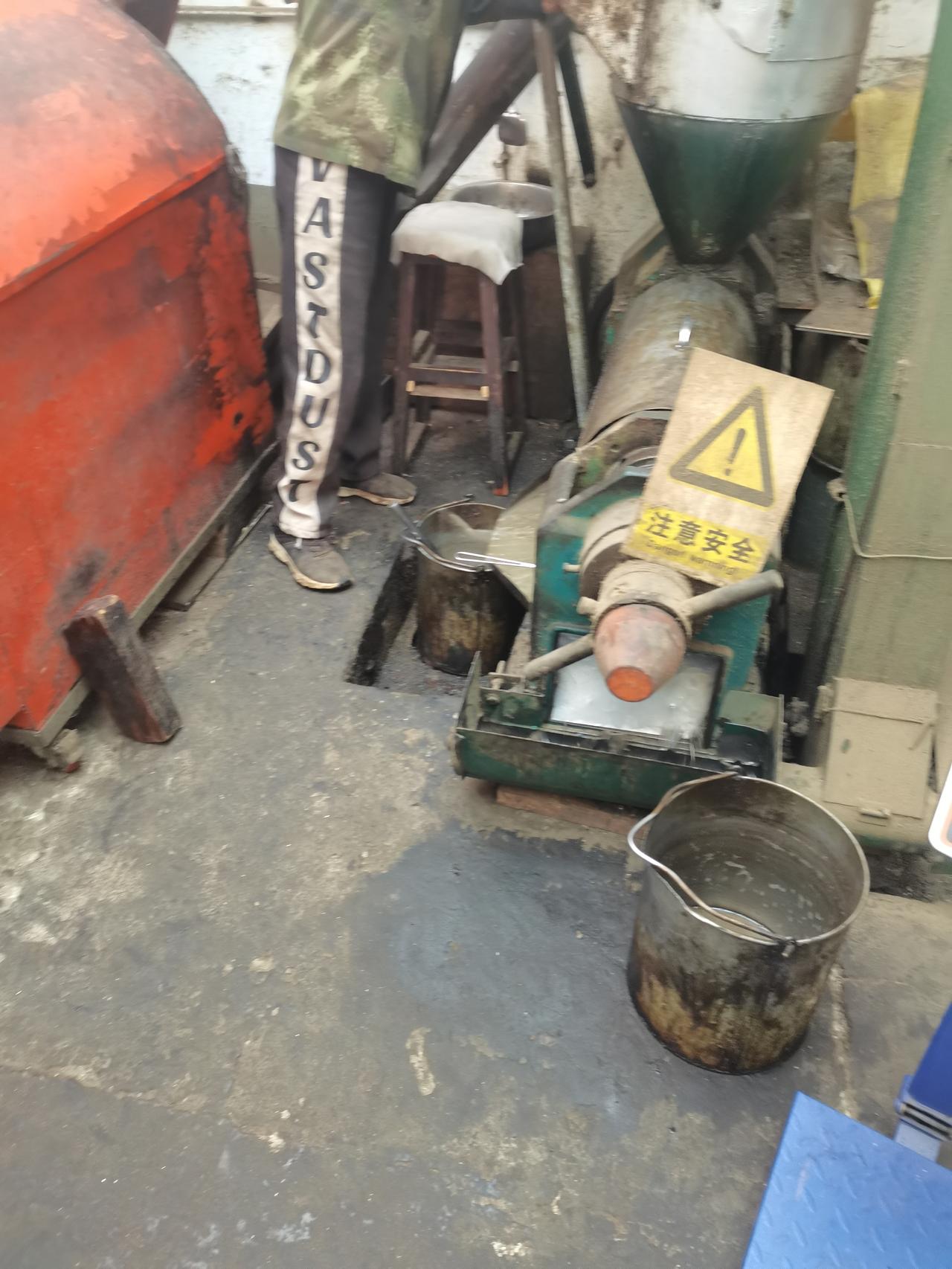 天刚亮透，老油坊的铁门就“吱呀”推开了。生锈的铁皮桶排在墙角，接油的龙头还挂着昨