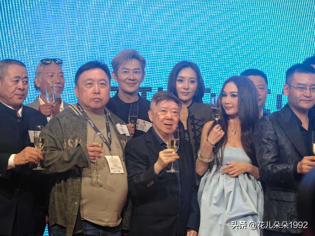 只要乌鸦在，没人敢把酒杯放桌子上，古惑仔大佬齐聚一堂
文隽老师邀请了几位古惑仔大