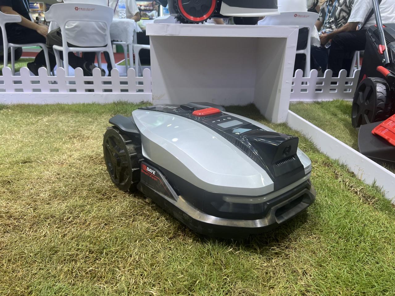 最近，中国的智能收割机在欧洲卖的可火了，可是一些欧洲政客不愿意了，说是倾销。网友