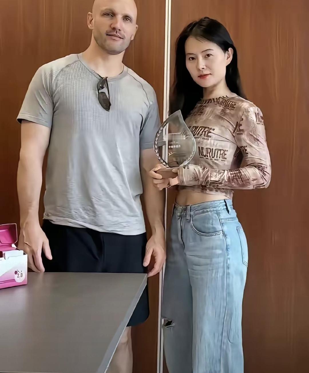 这事不是啥豪门撕X，就是普通女孩远嫁后，发现合同没签、账没分清、连牙刷都用不到一