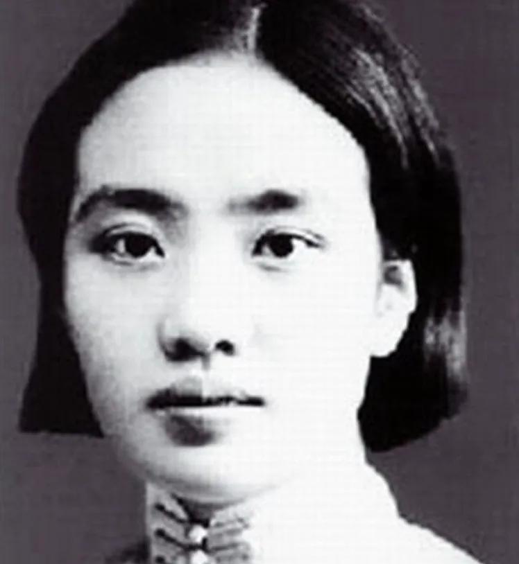 下面这张图，正是彭德怀的第三任妻子浦安修年轻时的照片，在没有任何滤镜的加持下，也