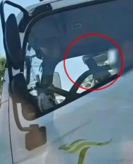 【 三名司机开车时被随手拍举报，北京交警迅速处罚！快看看您有没有这些行为…】开着