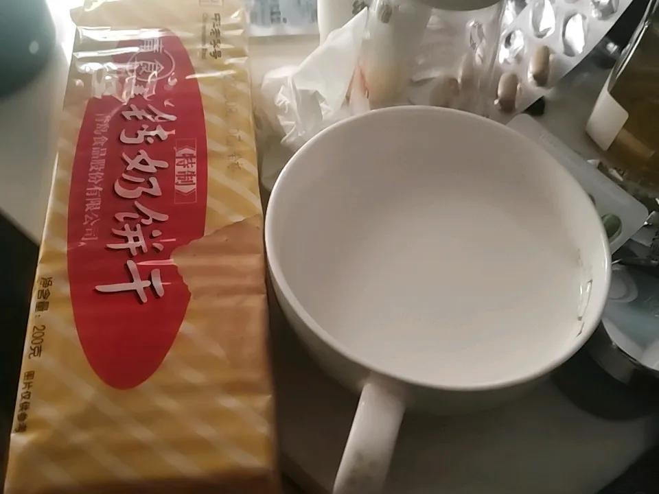 晚上夜宵，经典组合，牛奶加钙奶饼干，只有山东人知道这口的美味。