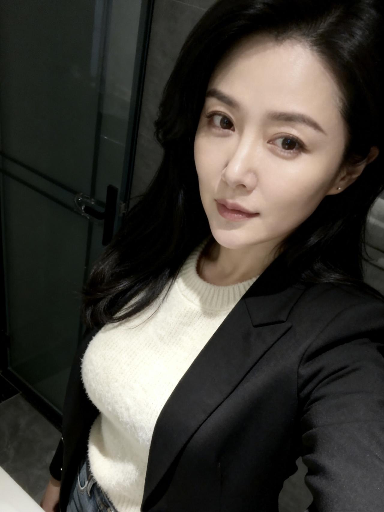 别人的屋檐再大，都不如自己有把伞。
我们终其一生追求的被爱和依靠，
都只是在消耗