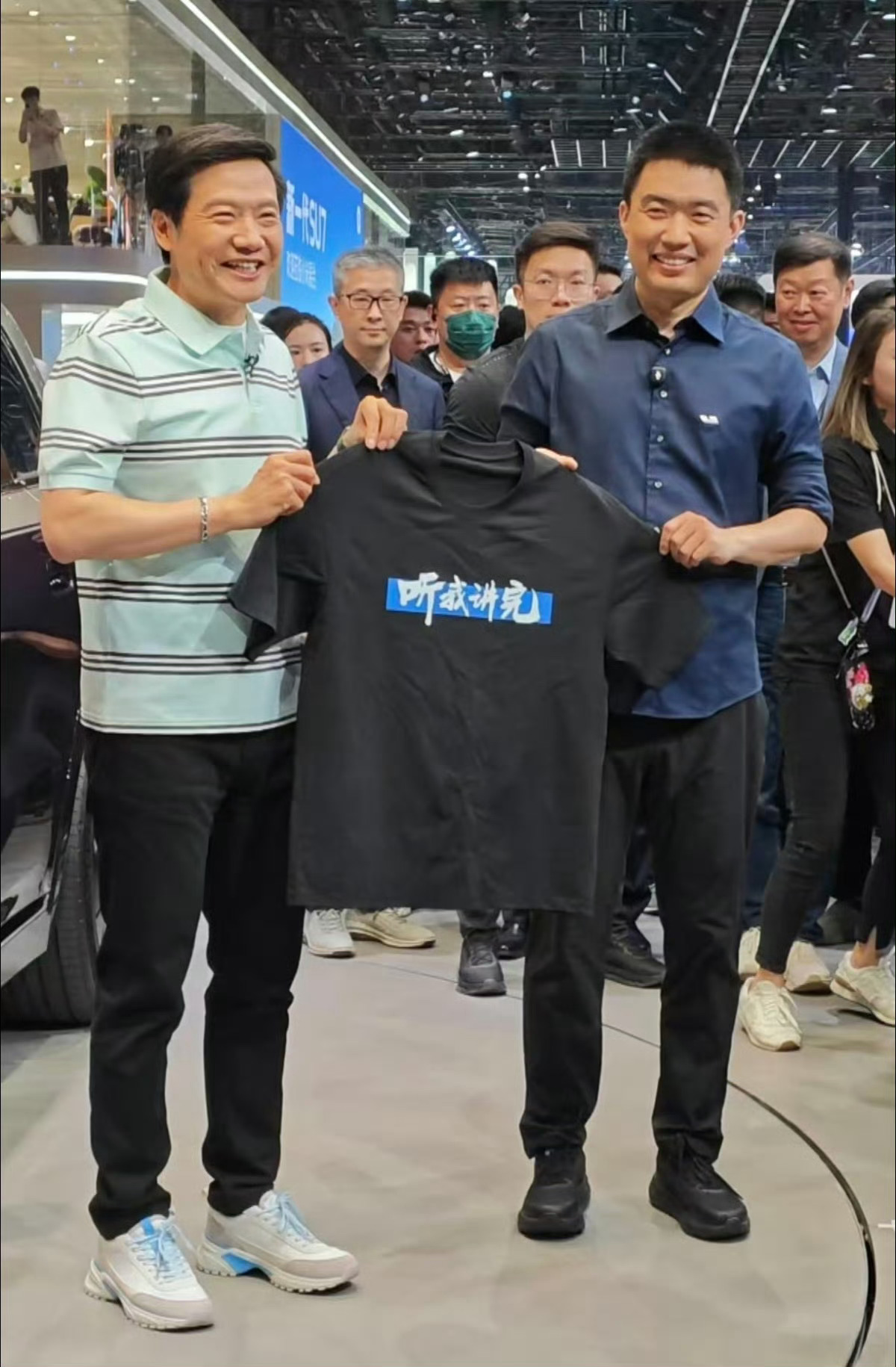 如果李想回赠雷军一件体恤，上面印什么字比较好呢