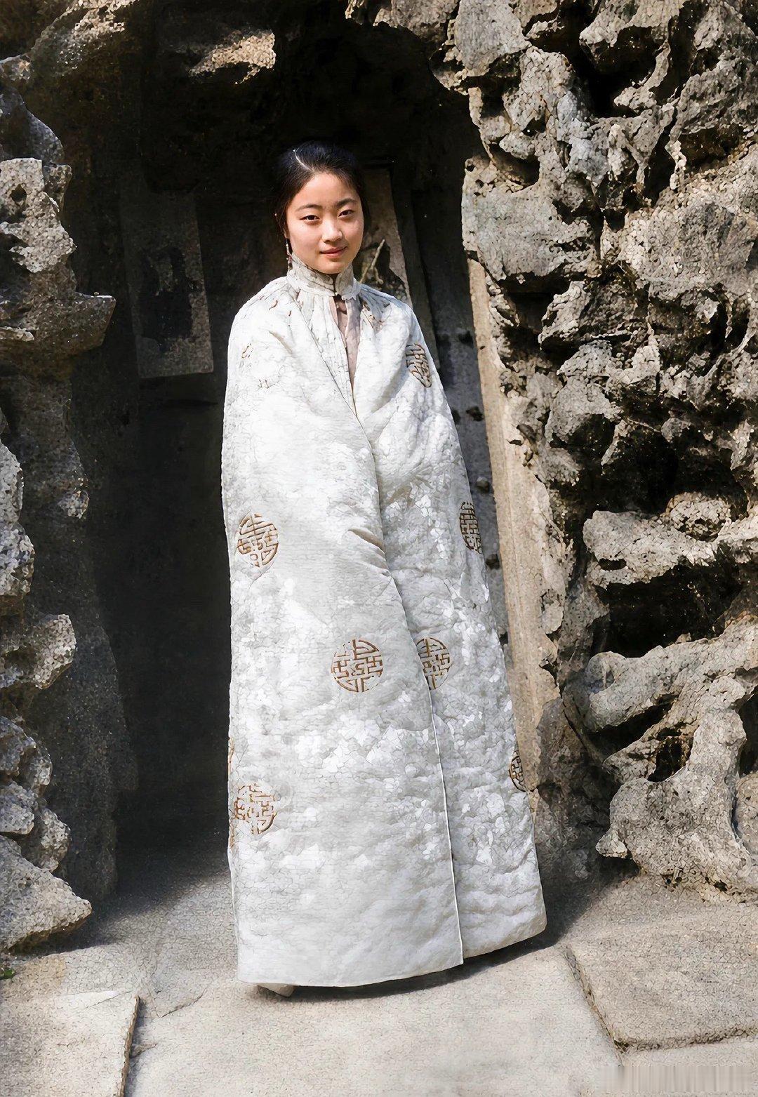 这是1922年清朝末代皇后婉容大婚初期在御花园堆秀山前留下的一张老照片