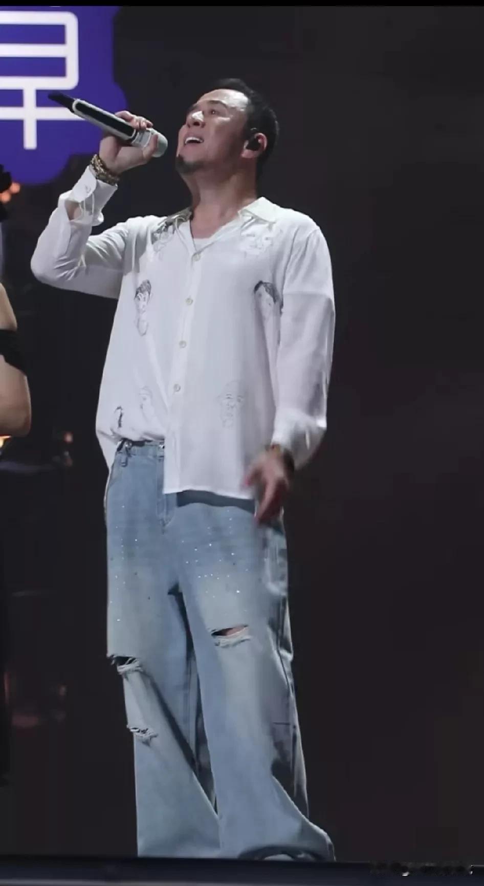 杨坤应该来呼和浩特开一场演唱会了，他出道至今快30年，却未在他的家乡举办一场个人
