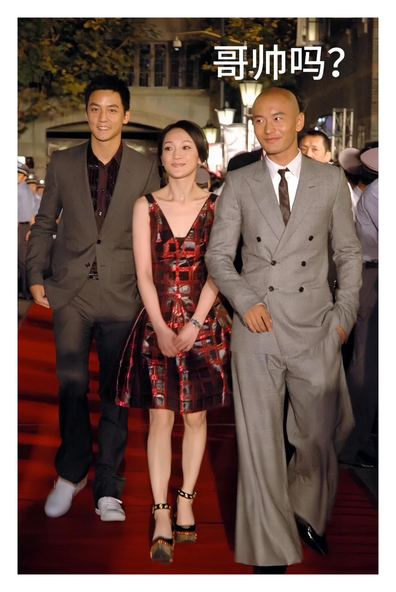 三位颜值加实力派演员的红毯经典照片！

右侧光头造型，穿浅灰色双排扣西装套装，搭