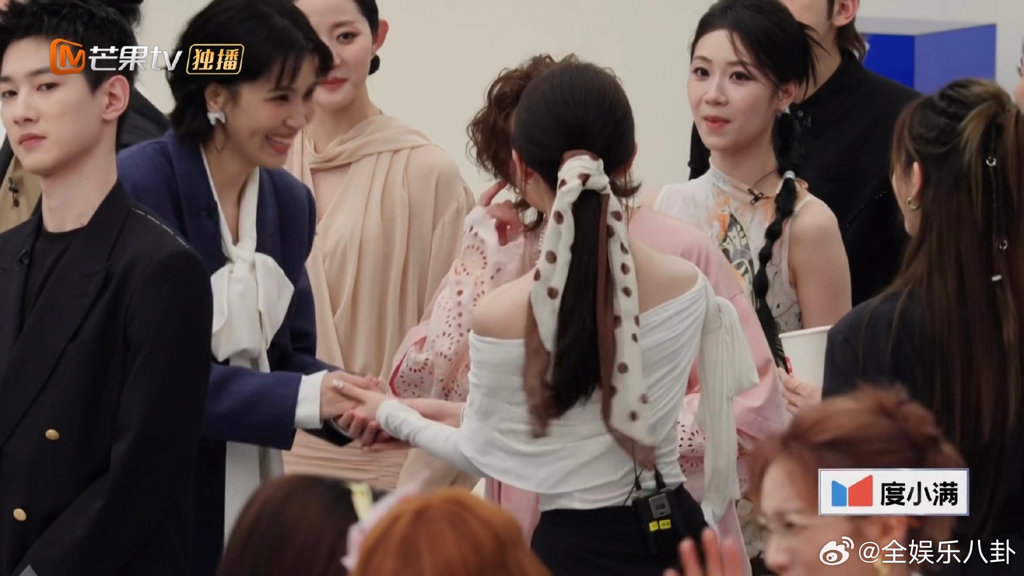 侯宇国风舞台惊艳，范玮琪开口跪，李心洁影后气场，这阵容太顶。浪姐直播把娱乐圈文演