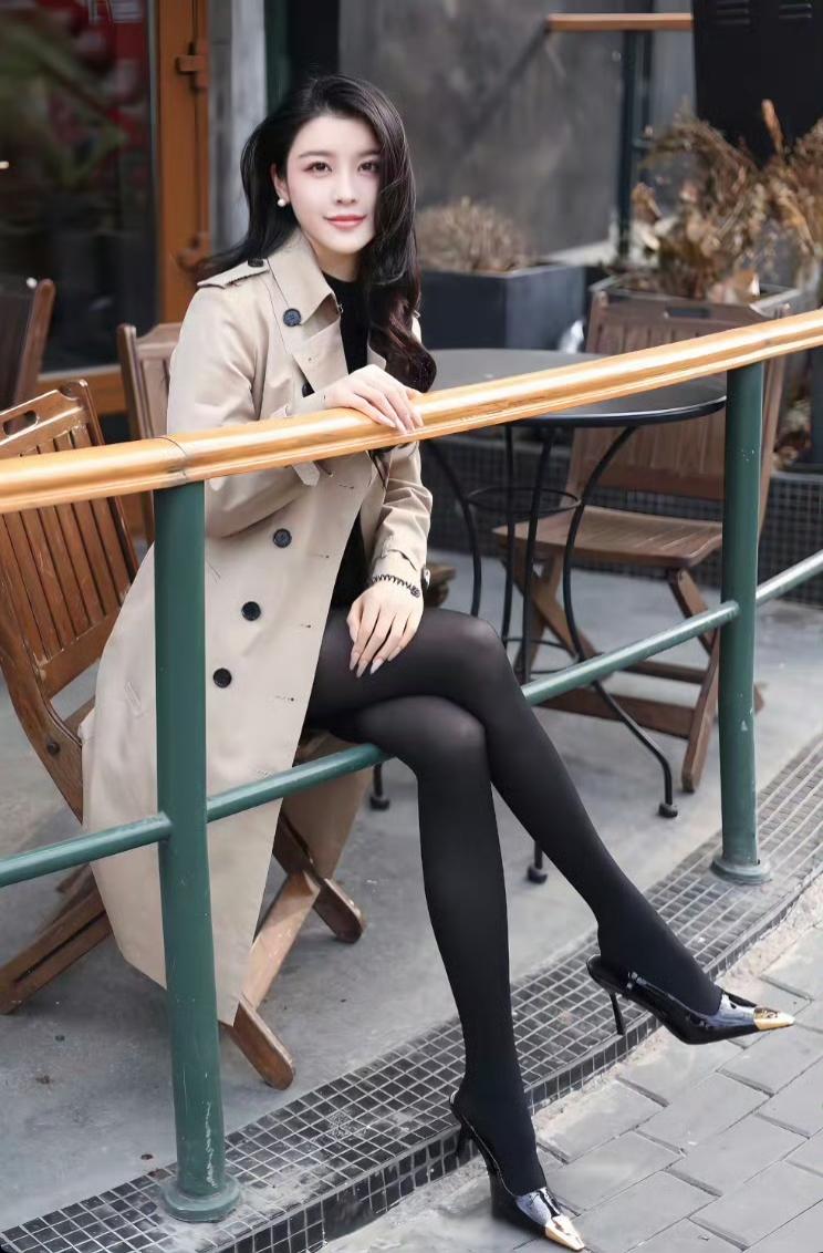 不管是风衣造型还是衬衫裙造型，都把优雅和性感平衡得恰到好处，每一帧都像时尚大片，