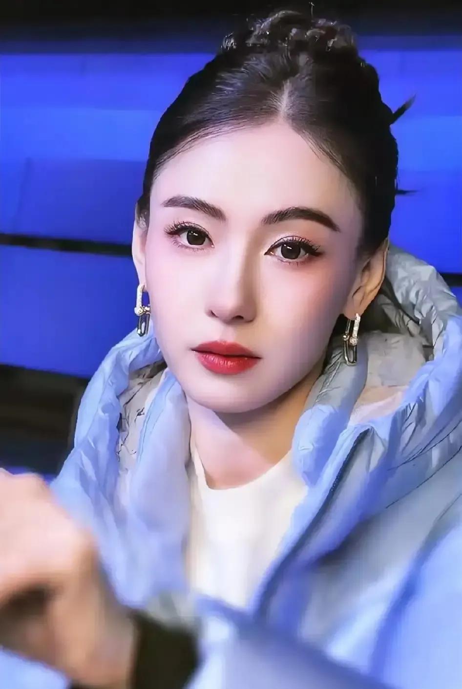 张柏芝一个人把三个儿子从奶娃带到少年，港媒爆出她悄悄捐出一百万给穷孩子读书。
十