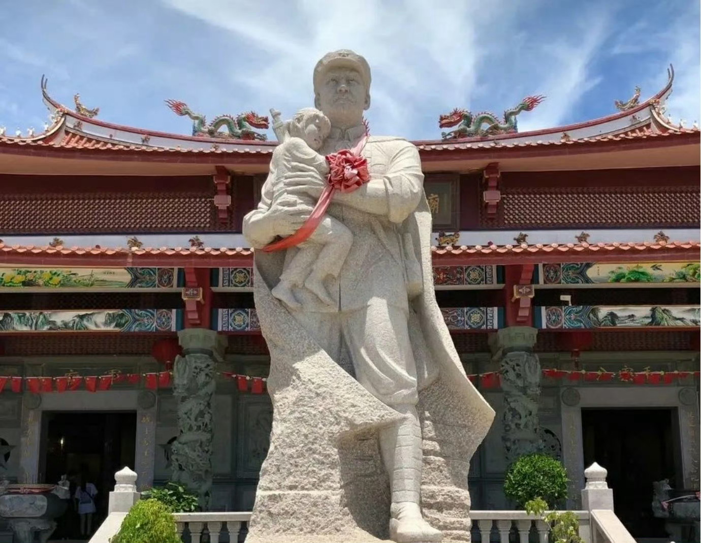 守护全国唯一解放军庙的阿婆去世了福建泉州惠安县，一座不供奉神佛的庙宇，专为27位