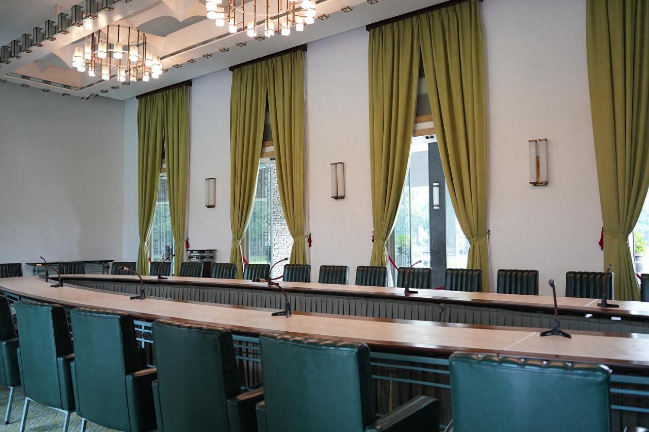 关键就看单位性质和工作性质，如果是从事密级很高的工作，不仅开会要拉窗帘，还要有一