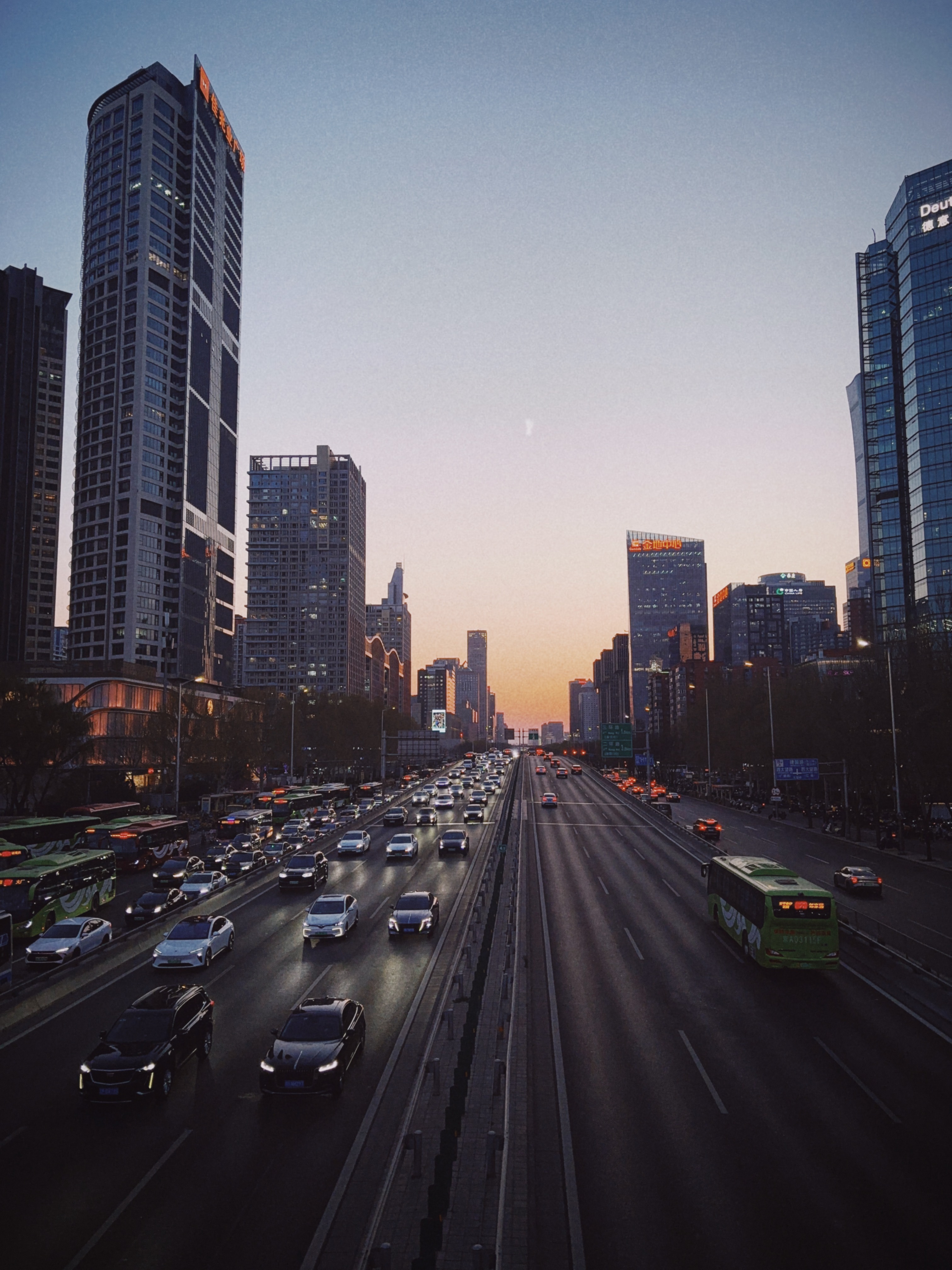 拍完这张照片后，天桥下来就是八王坟东公交车站，这队排的，把我看傻了，我手机拍不出