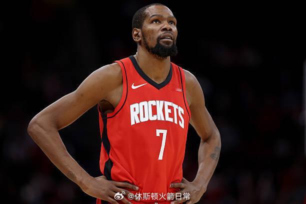 在达成该成就的时刻，诺维茨基通过主场大屏幕送来了祝贺；对此，杜兰特说道：“他能在