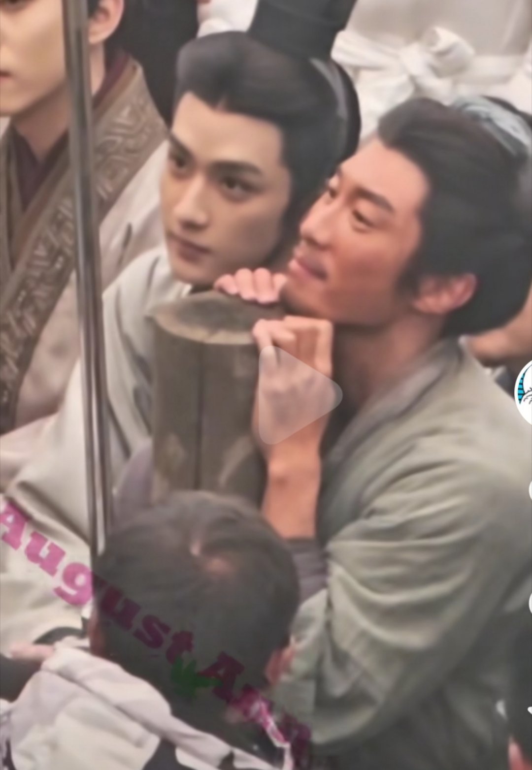 晕这个趴木桩老代好萌啊…疑似本体跑出来了哦莫 