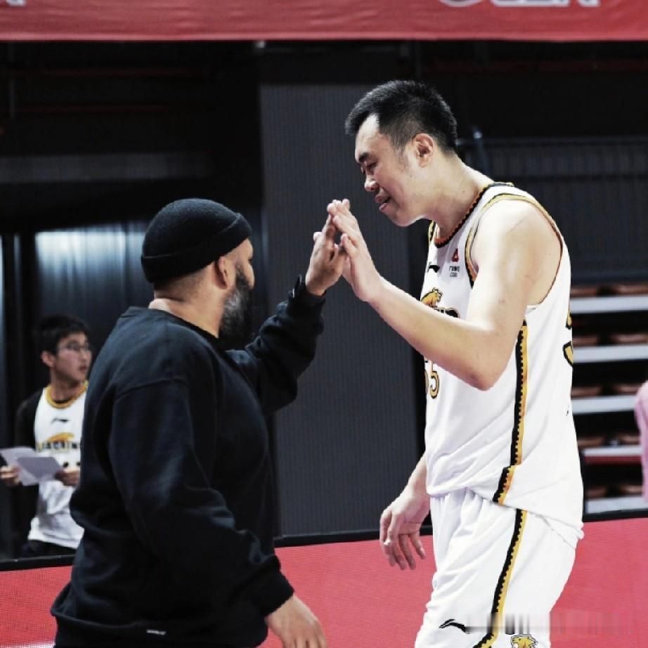 强烈建议！辽宁男篮窗口期再把韩德君签回来，重新注册，一举三得
第一：通过全运会看