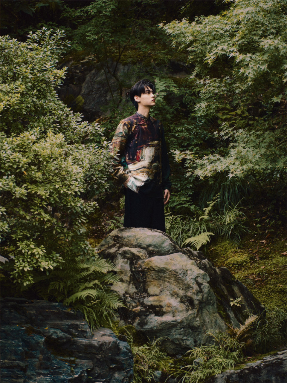 田栩宁在自然的纹理间生长高山不语，自有巍然；长水无声，静望远方。在时间的深流中笃