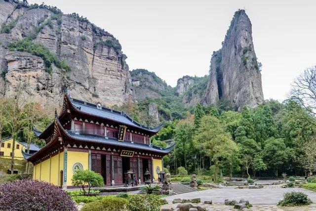 酹江月 · 灵岩吊古

作者：高观国

万岩灵秀，拱崇台飞观，凭陵千尺。清磬一声