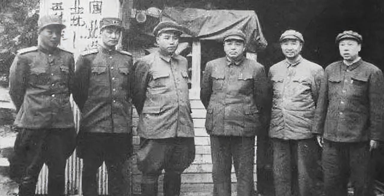 1955年大授衔后，远在大洋彼岸的李奇微看到报纸上十大元帅的名单后，命人送到麦克