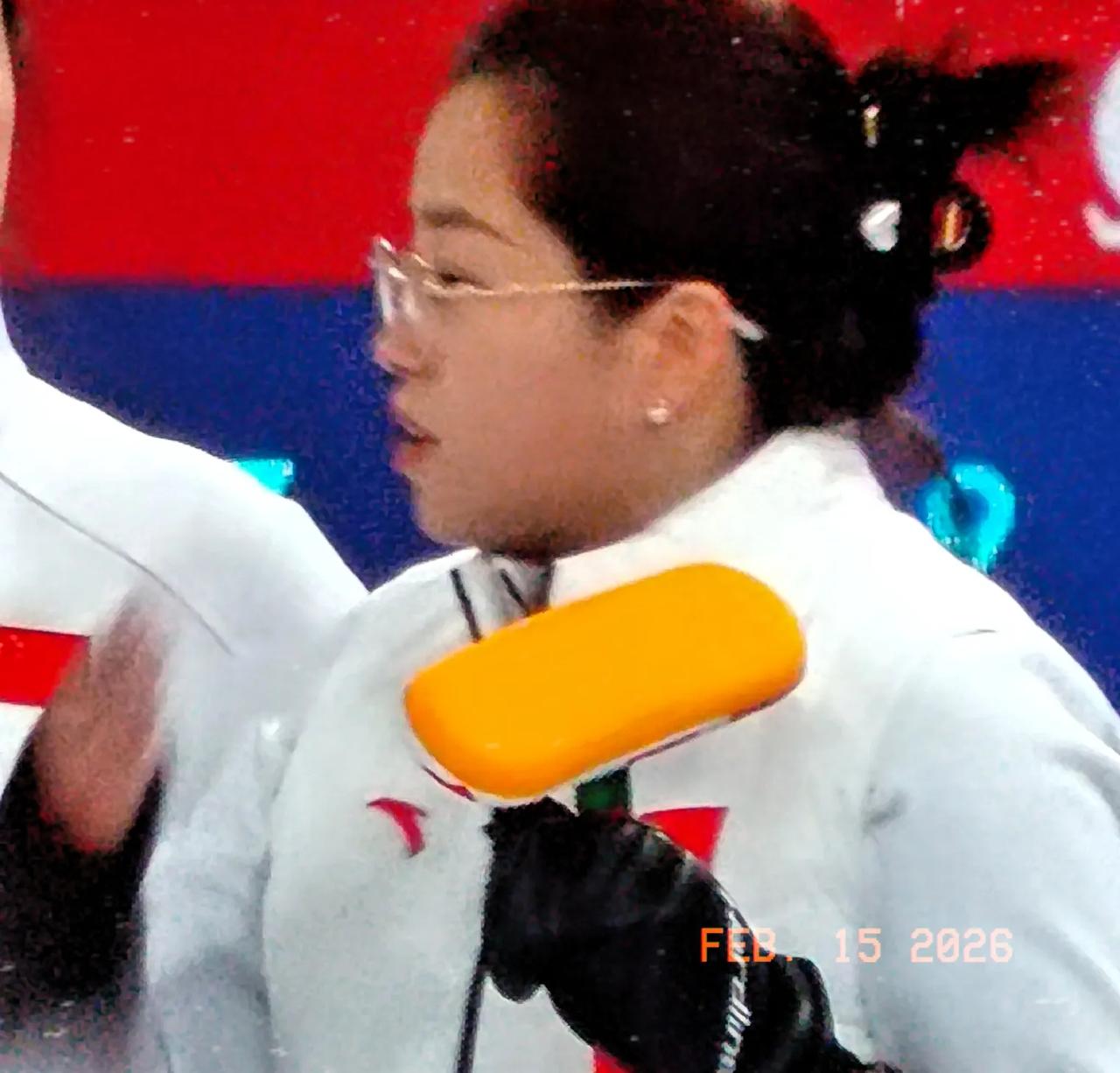 冬奥会女子冰壶中国队对阵美国队实时赛况:
首局，中国队后手进攻，选择0分，保持后