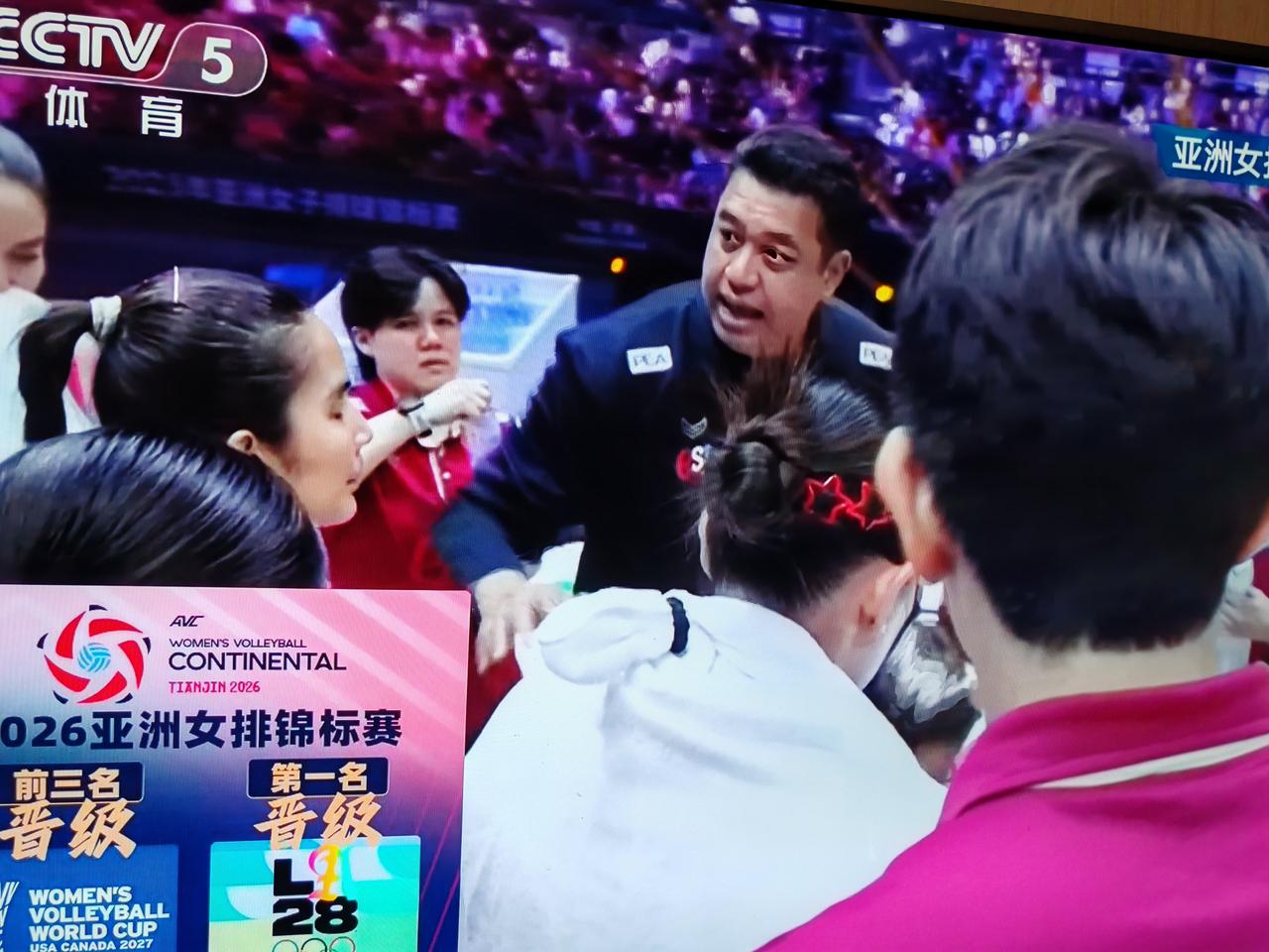 女排亚锦赛决赛，中国女排对阵泰国女排，第一局中国女排20：25失利，比赛进入第二