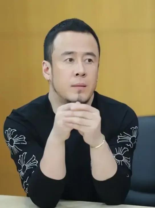 1996年，白雪宣布和杨坤分手，临别前，她扯下脖子上的项链递给杨坤，说道:“留个