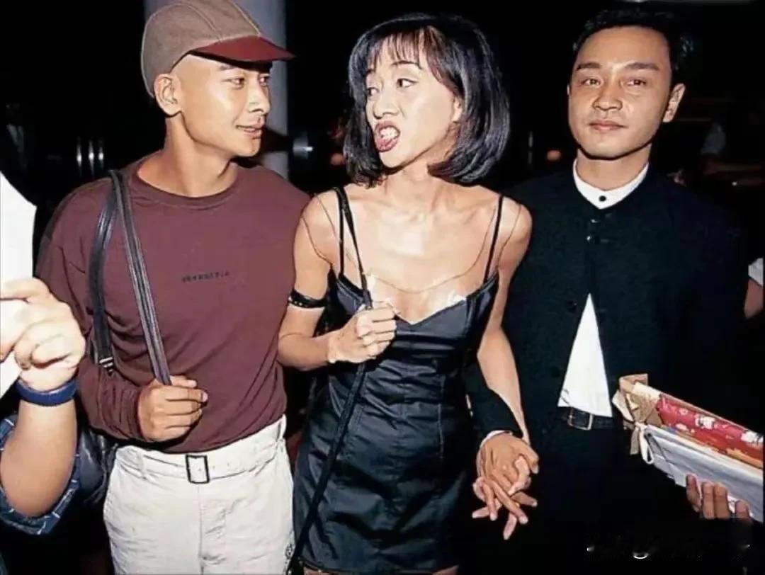 娱乐圈的感情真复杂，看眼神，赵和梅是真爱，看动作，梅和张又十指紧扣，这让咱吃瓜群