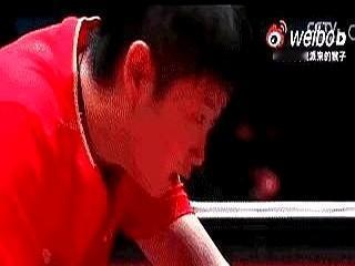 竞技体育的胜负之外，有时候观众席才是真正的戏精学院毕业典礼。

某赛事现场上演的