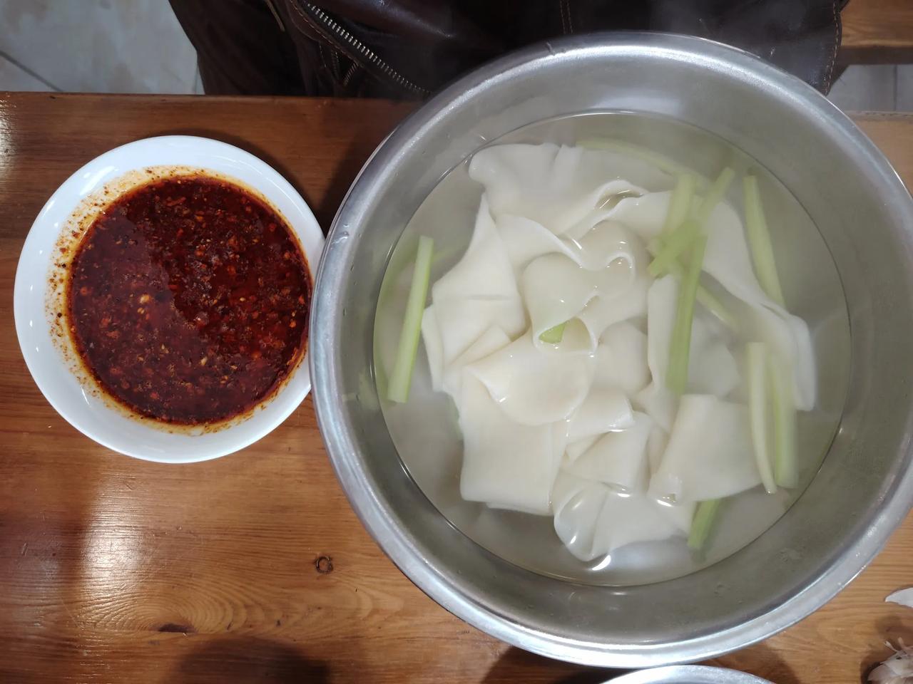 人多以为年轻人爱吃硬脆筋道的食物，老年人爱吃软烂入口即化的食物。这都不一定。寒湿