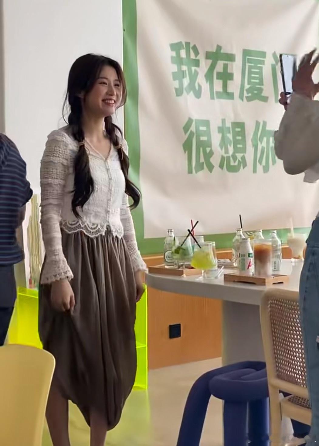 卢昱晓厦门路透，她看着乐呵呵的蛮高能量，浅评下这生图状态