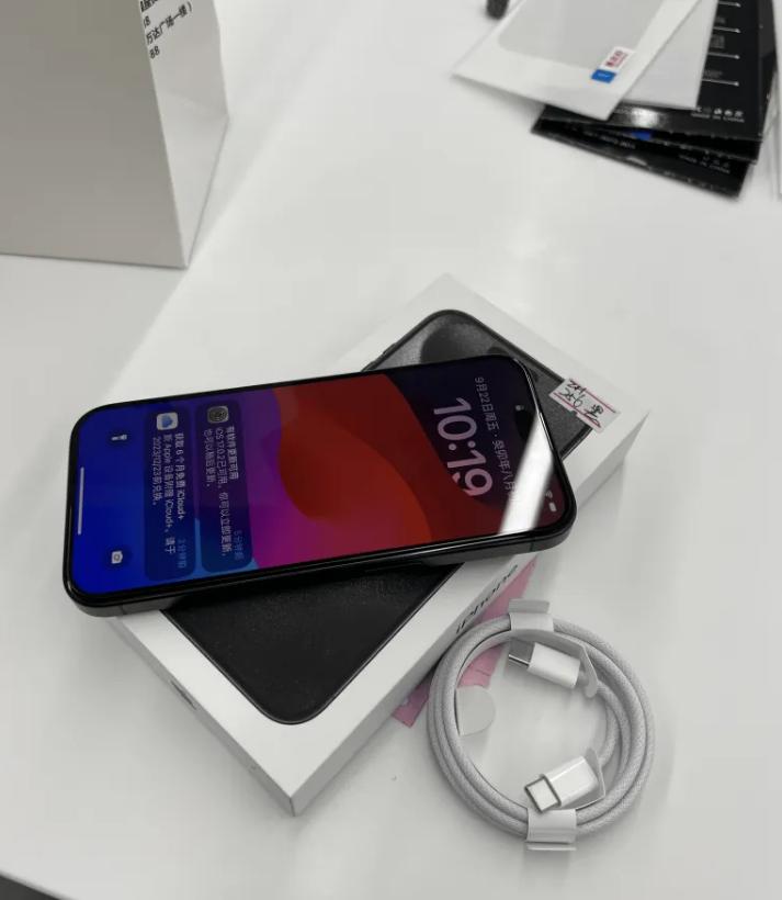 iPhone15 Pro到手了！

有一说一，刚刚拆开，质感相比上一代提升不少，