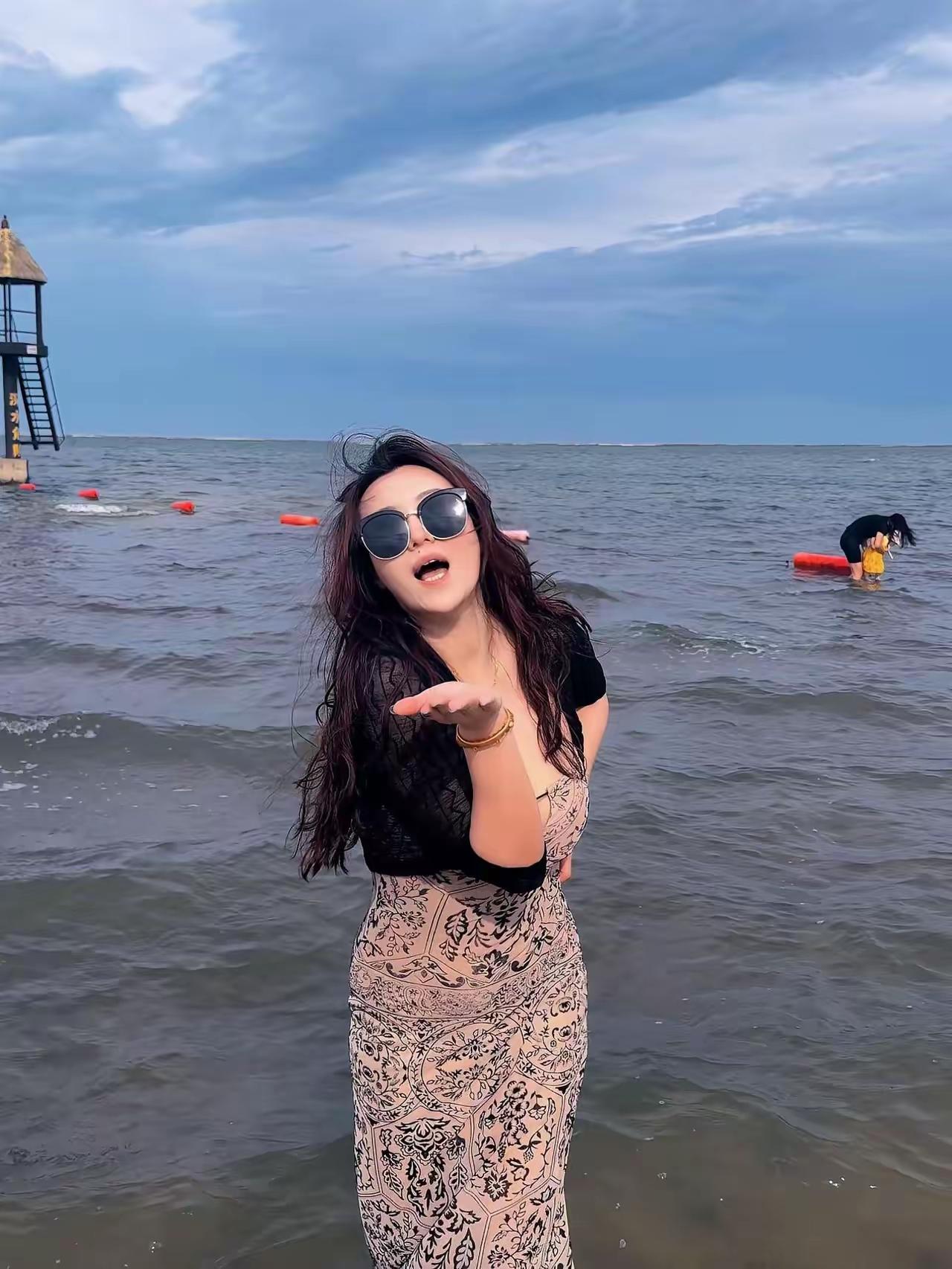 海边拍照真开心，浪花拍得人好爽！