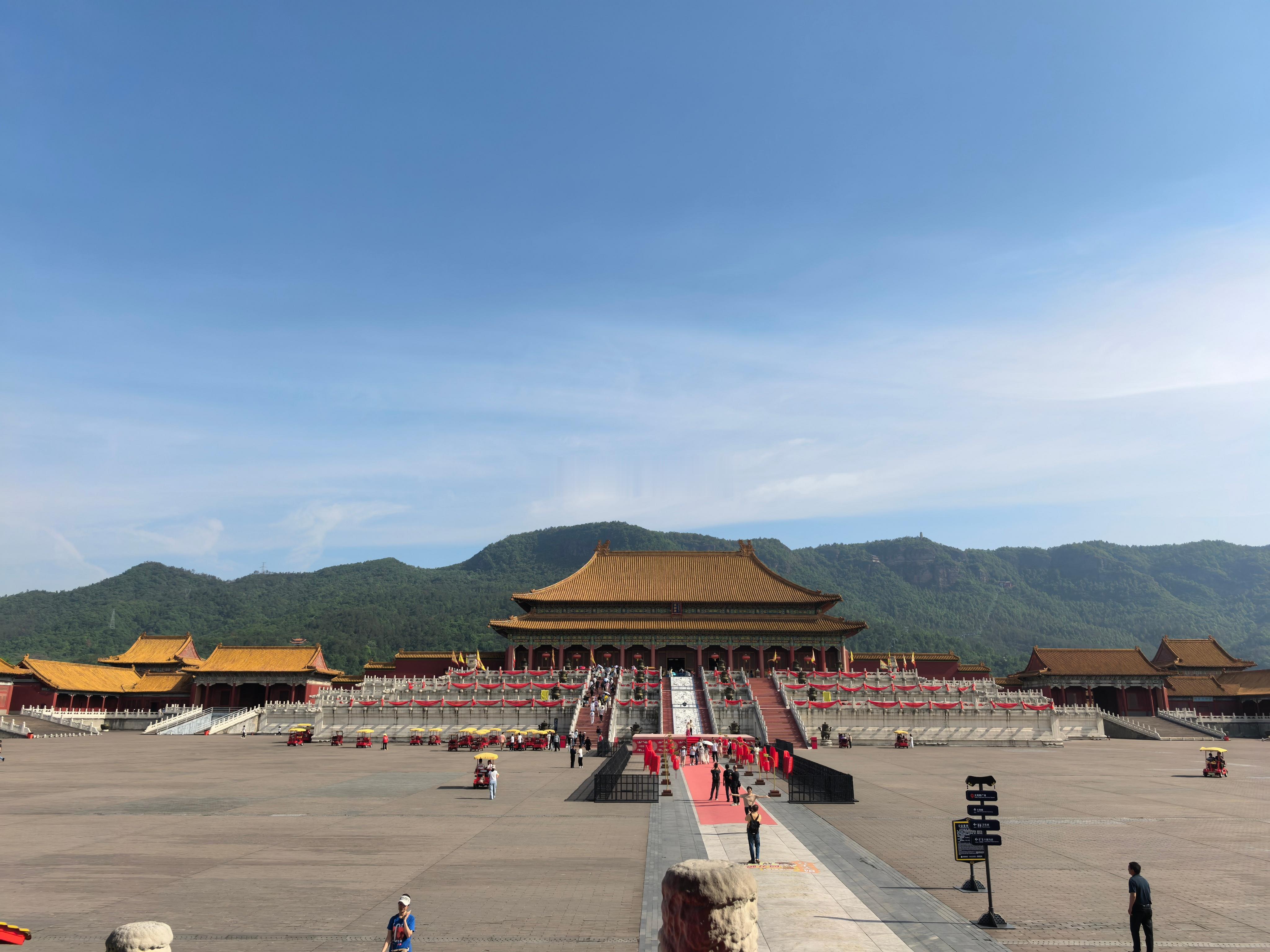 早上第一批进场，还没开始上人，还感叹了一句假故宫的人还是比真故宫少，但出来时候也