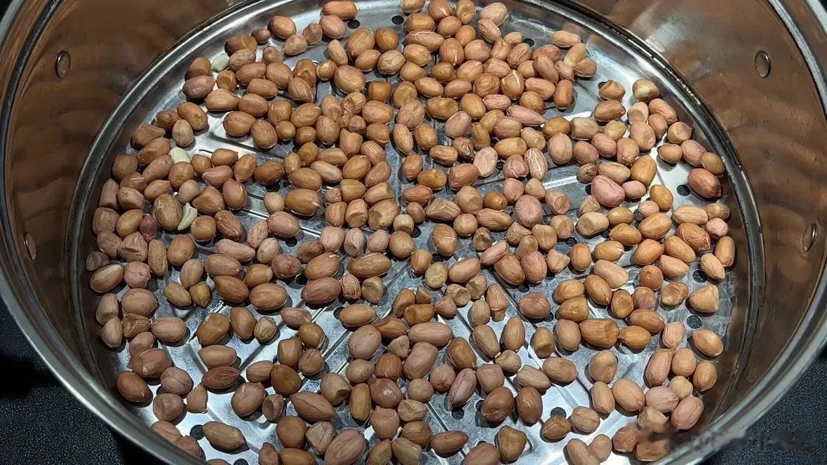 花生米放锅里蒸一蒸，作用太厉害了，老中医的拿手绝活，真是高手
这是一种用花生米和