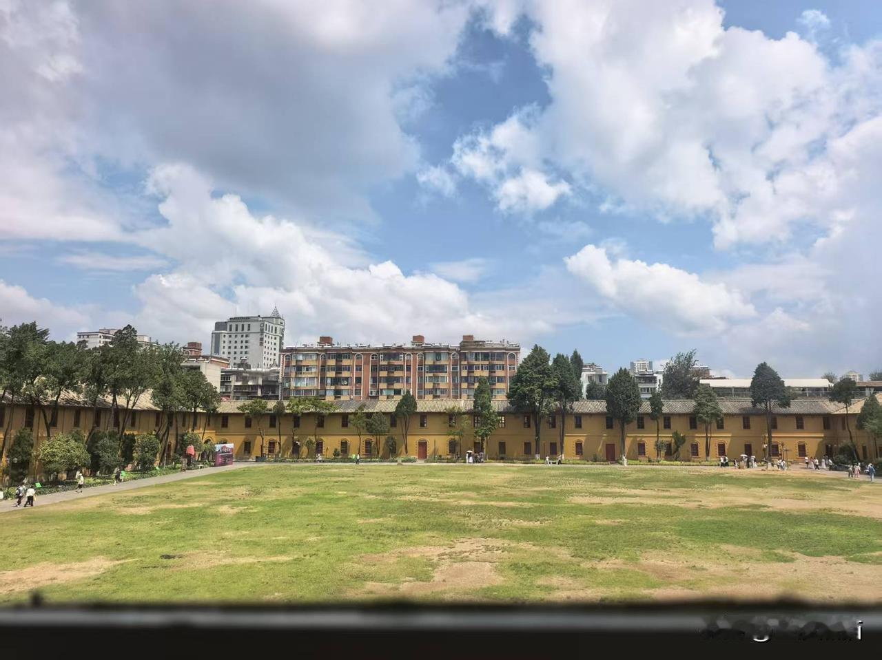 再游昆明老街。
成都老年人协会摄影专委会
图文原创 张瞧兰
组稿编辑 傅显凤 王