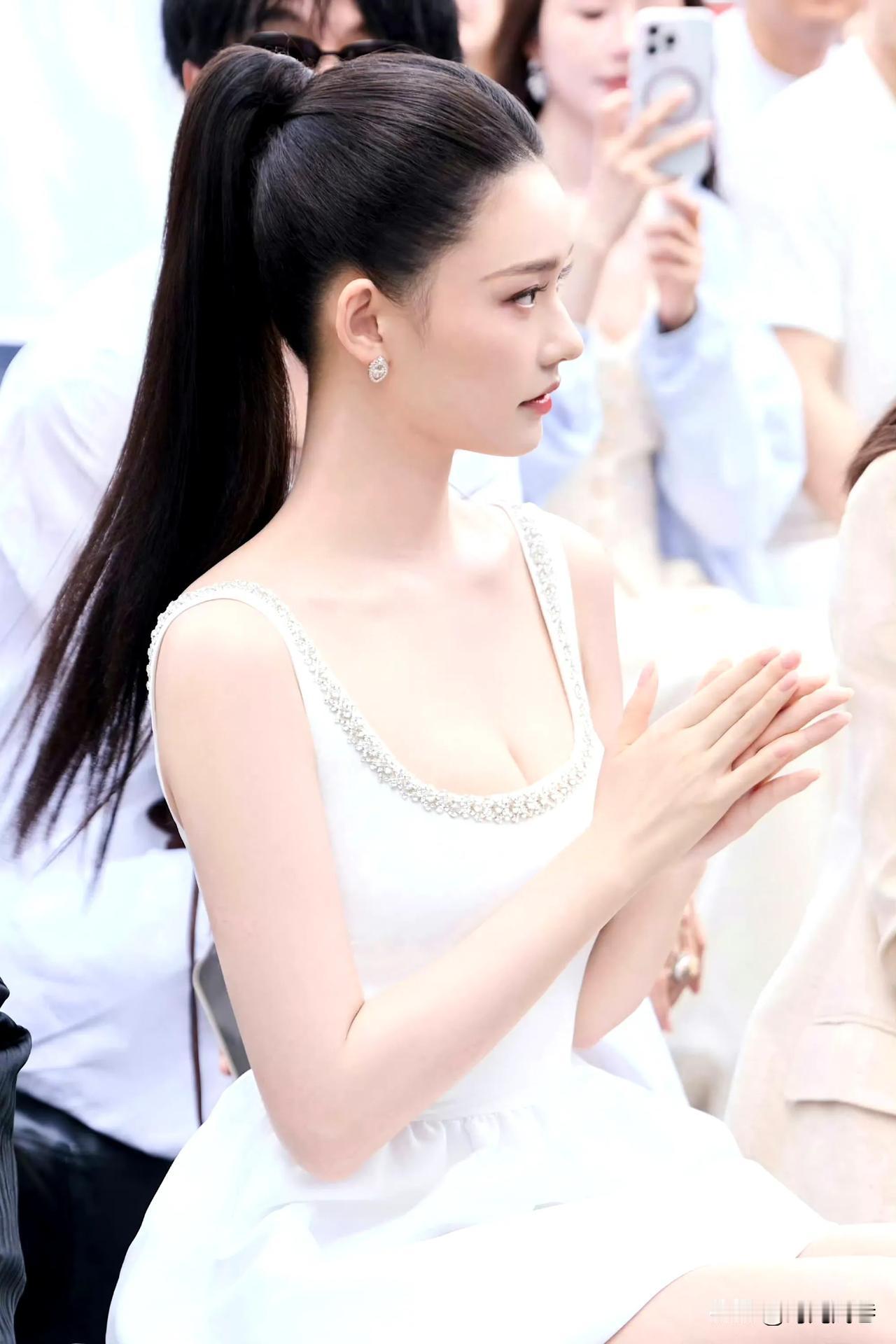 林允，侧颜正颜都如此精致完美。不愧是星爷选中的“美人鱼”！