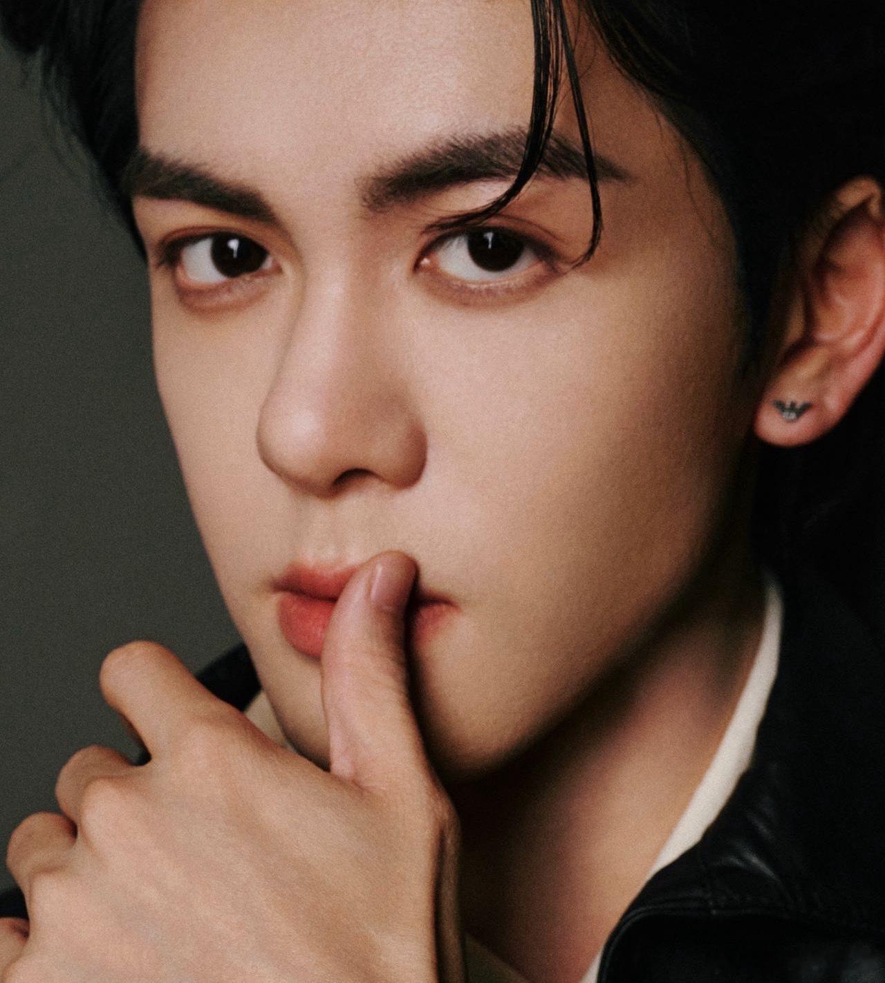 曾舜晞这个青筋大手小红唇 强健的手掌，青筋暴起，仿佛能握住整个世界。而那一抹艳丽