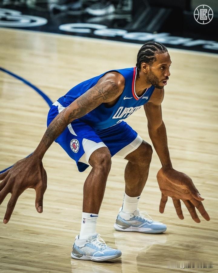 据记者Shams消息，迈阿密热火虽对快船球星伦纳德表现出兴趣，但诚意欠佳。热火仅