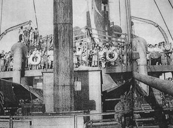 [太阳]1946年11月，最后一艘遣返日本人的轮船开船前，负责遣返的李修业将军登