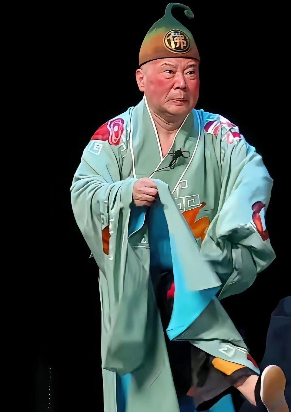 郭德纲被捧得找不着北，人家夸他两句戏唱的好听，他是真当真了啊 