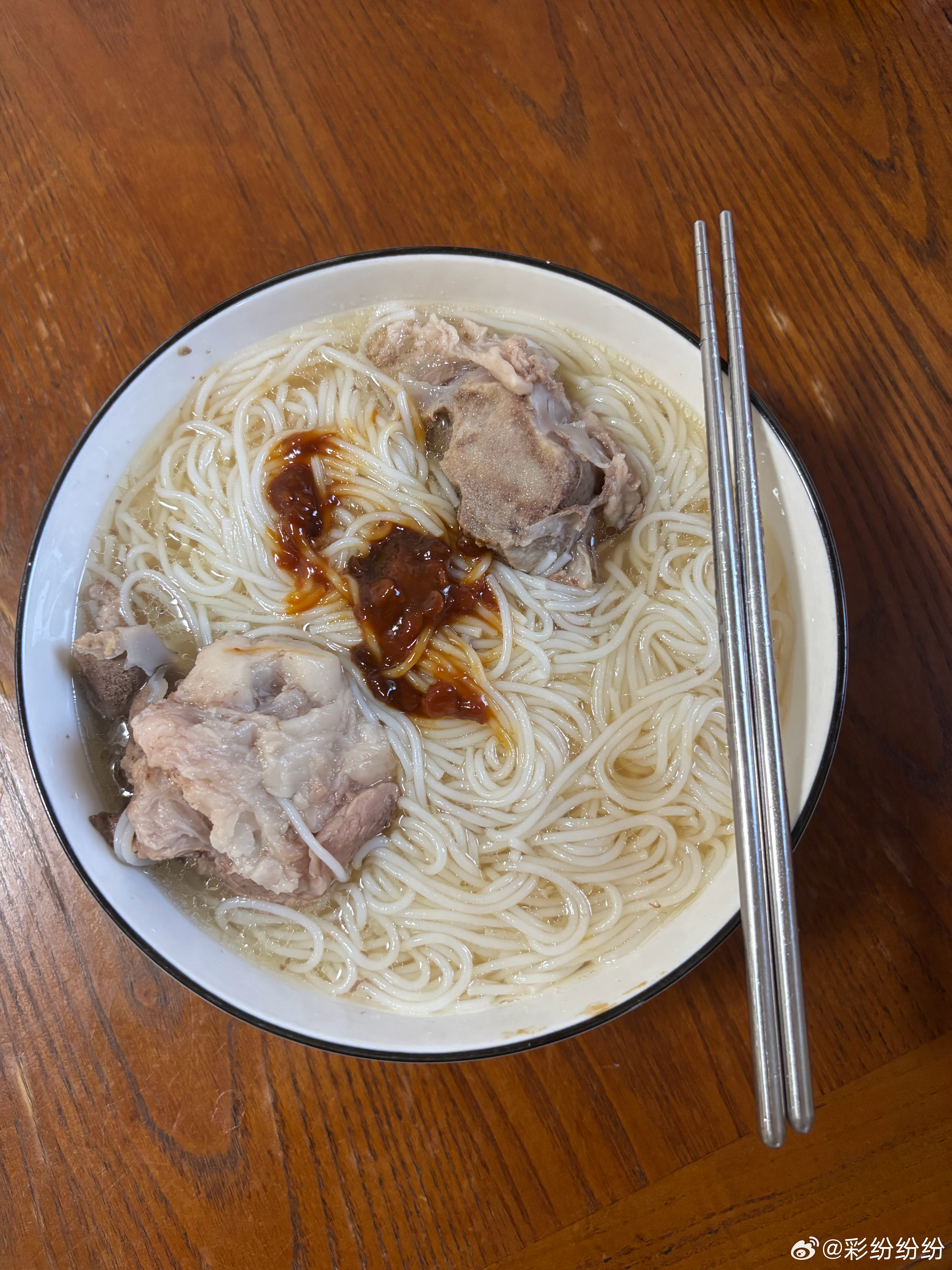 中午好大儿去打球，没回来吃饭，我给自己煮了一碗筒骨粉。 好大一碗，除了骨头汤和盐
