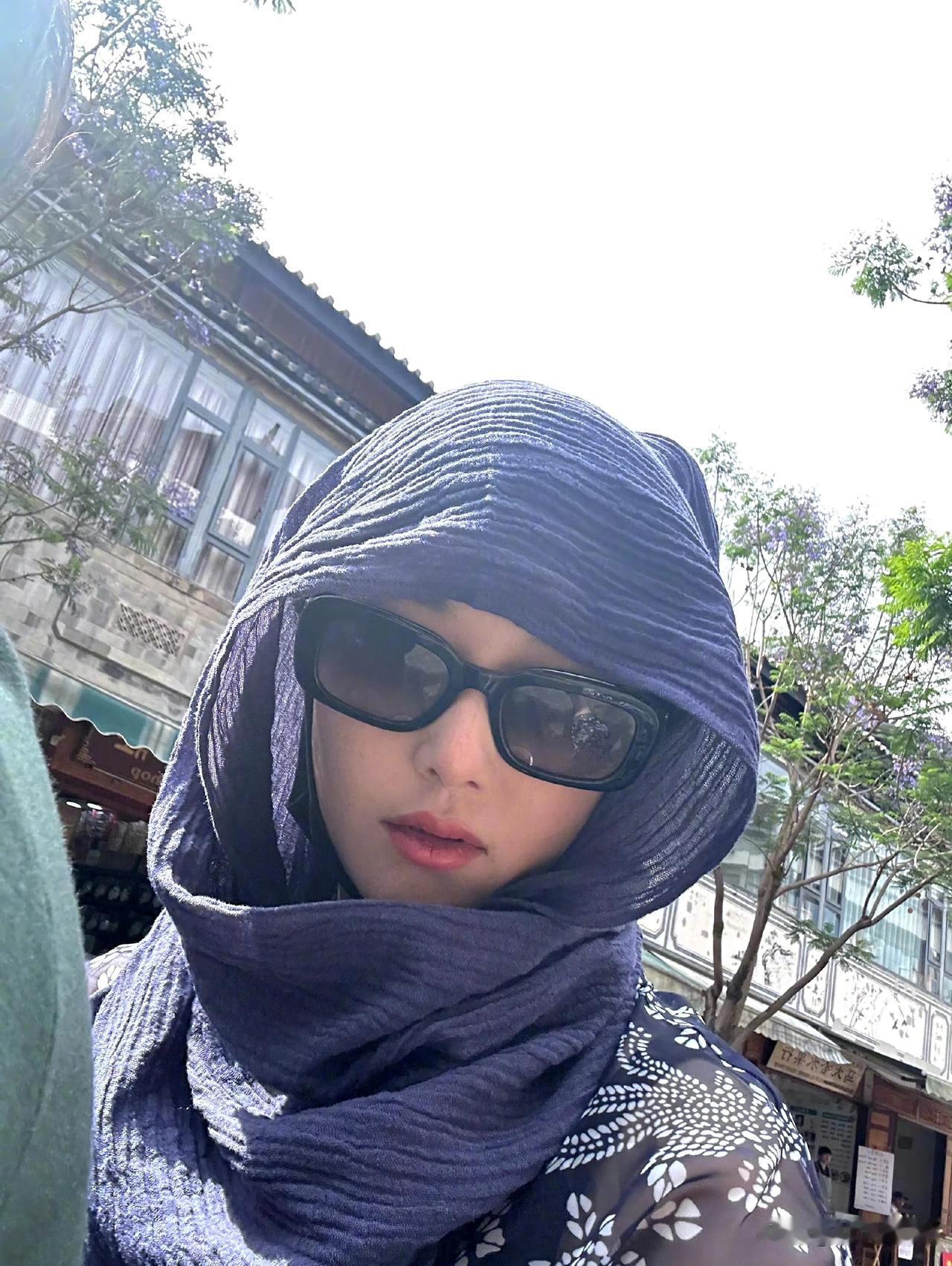 张馨予坐电驴游大理！
5月1日，张馨予晒出一组在大理旅游的照片，她称今天是在大理