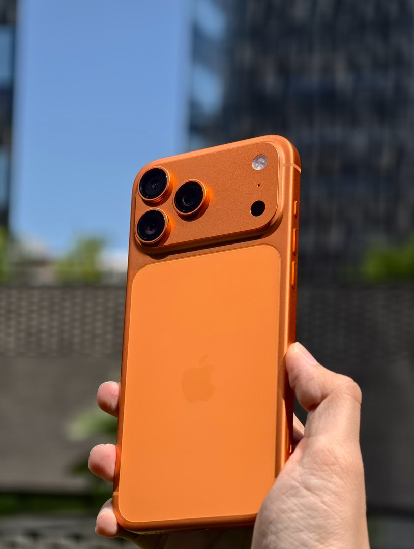 我真的太爱这个橙色的iPhone了，首发入手，但过了今晚它是旧款了，虽然旧款我还