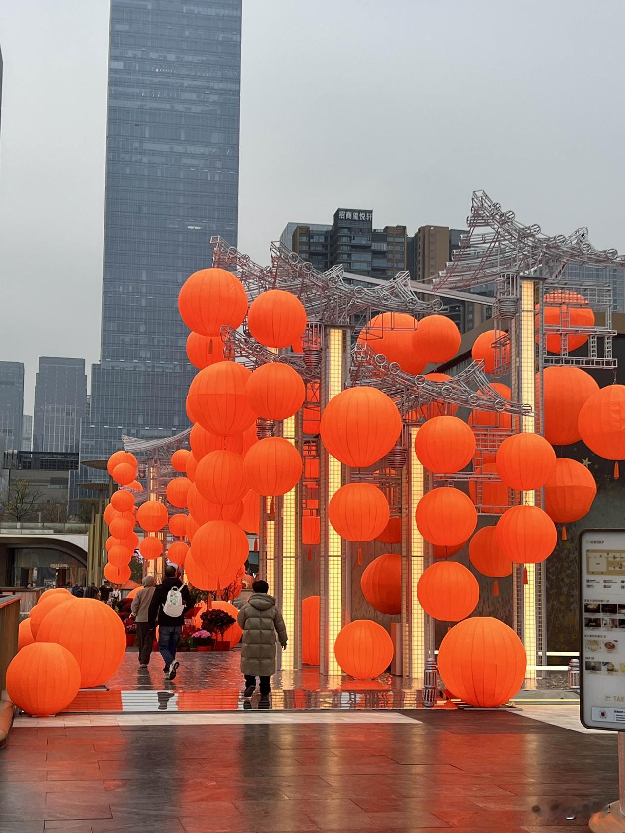 还以为只有北京有黄灯笼，原来这阵风也吹到了成都。

黄灯笼+西马脚踩“种花家”
